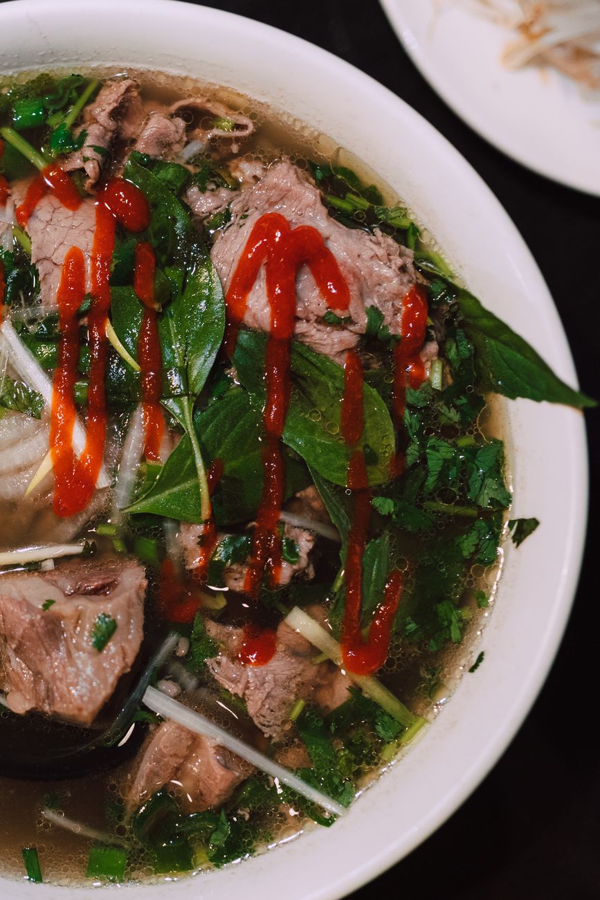 Geleneksel Vietnam usulü dana etli Pho çorbası, bol garnitürle servise hazır.