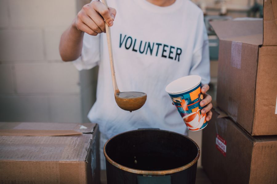 Voluntario sirviendo comida en un comedor comunitario