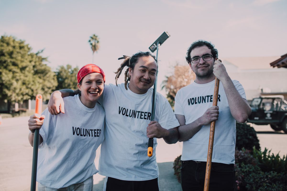 Voluntarios colaborando en proyecto comunitario