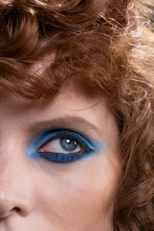 Darmowe zdjęcie z galerii z kobieta, makijaż, niebieski cień do powiek