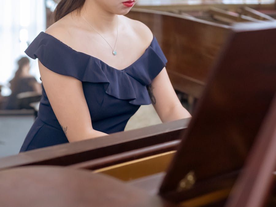 Is it better to learn piano by ear or notes?