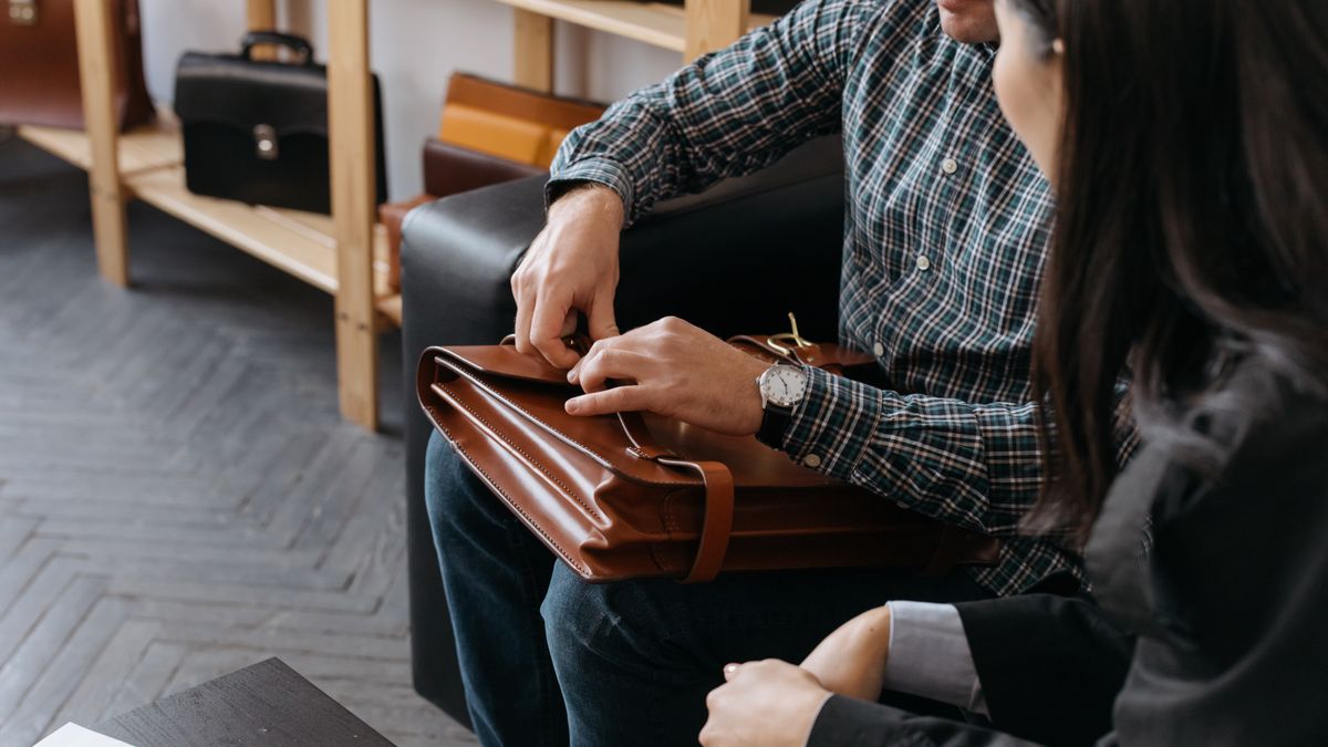 Les accessoires incontournables pour un look de bureau stylé en 2026