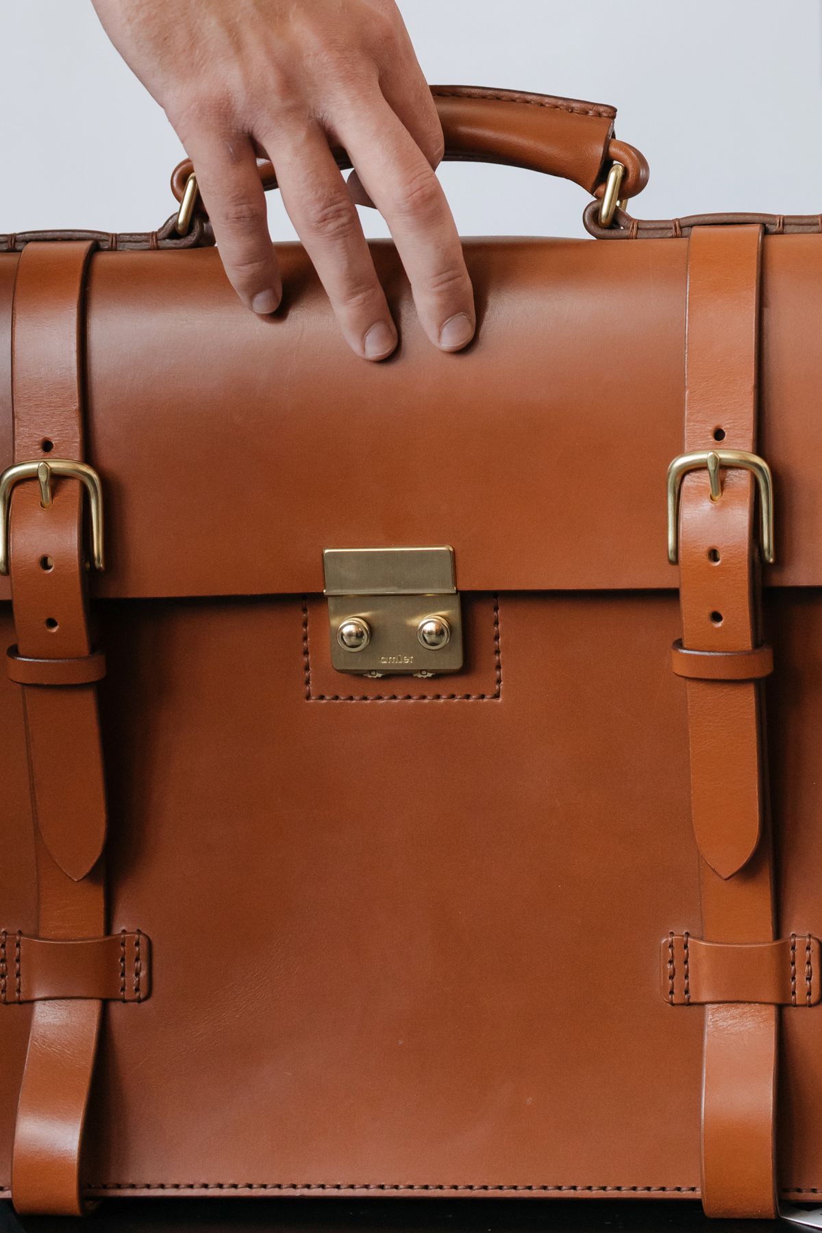 Détail sac en cuir, boucles en laiton et coutures sellier