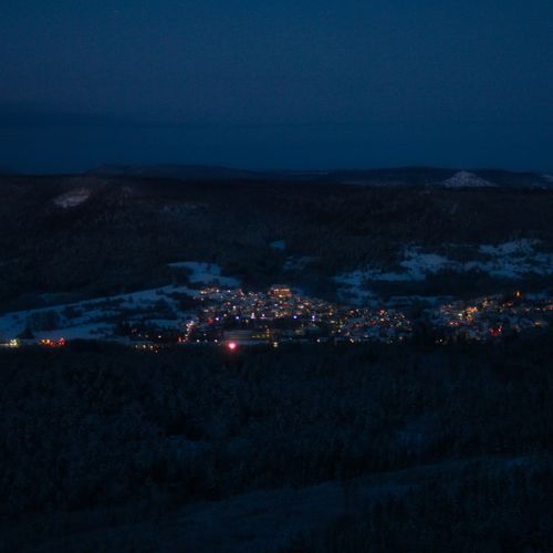 Valley town lights at dusk, by Jonas Thomann on Pexels