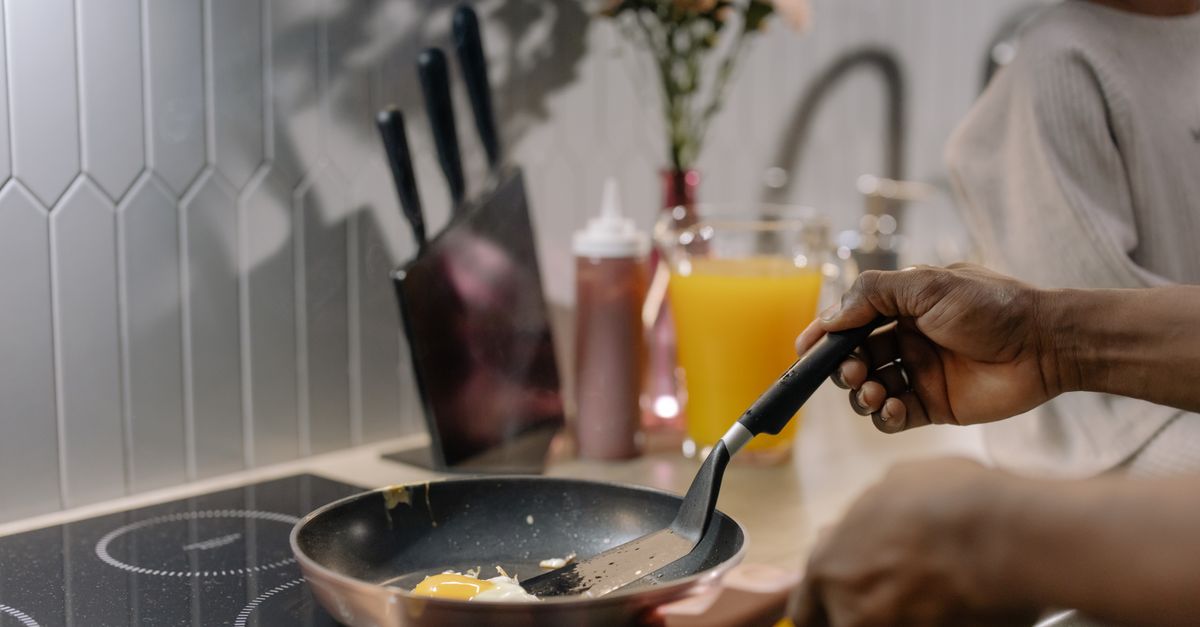 Een schone zwarte koekenpan met antiaanbaklaag op een keukenblad