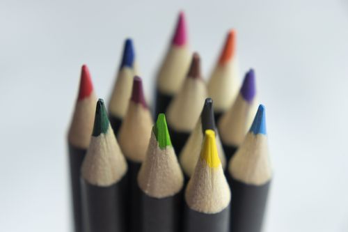 Free Artistic close-up of colorful pencil tips arranged in a circle, perfect for creative projects. Stock Photo