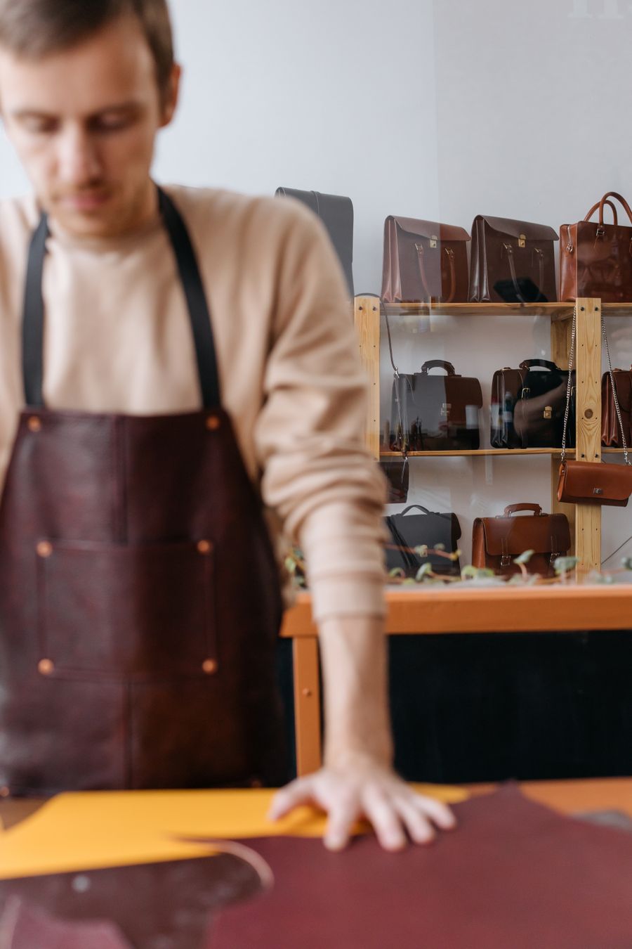 Nueva experiencia — Pago Semanal Artesano de marroquinería en su taller con carteras al fondo