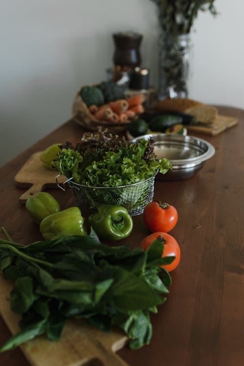 Fotobanka s bezplatnými fotkami na tému drevený stôl, hlávkový šalát, ingrediencie