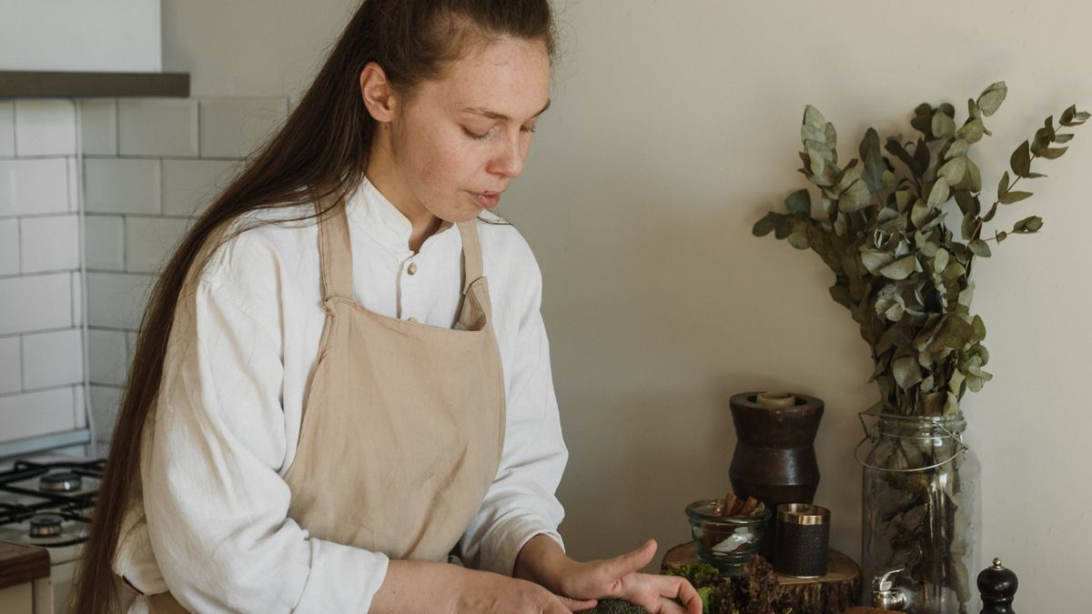 Mujer preparando verduras para ilustrar verbos para cocinar en inglés