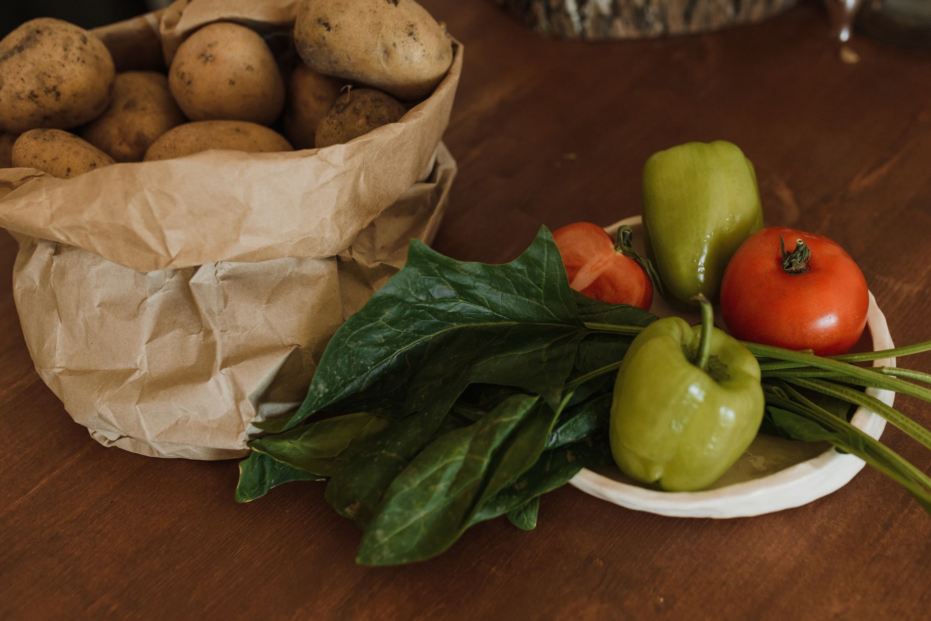 Preparación de verduras al horno para una comida sana. Variedad de verduras frescas horneándose en una bandeja.