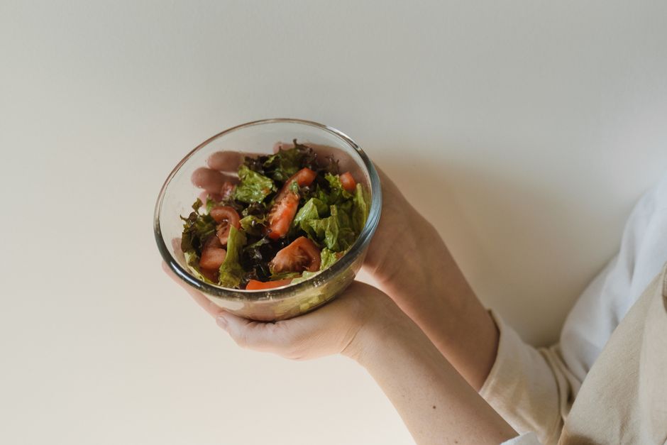 Fresh salad with colourful vegetables — food affects stress levels