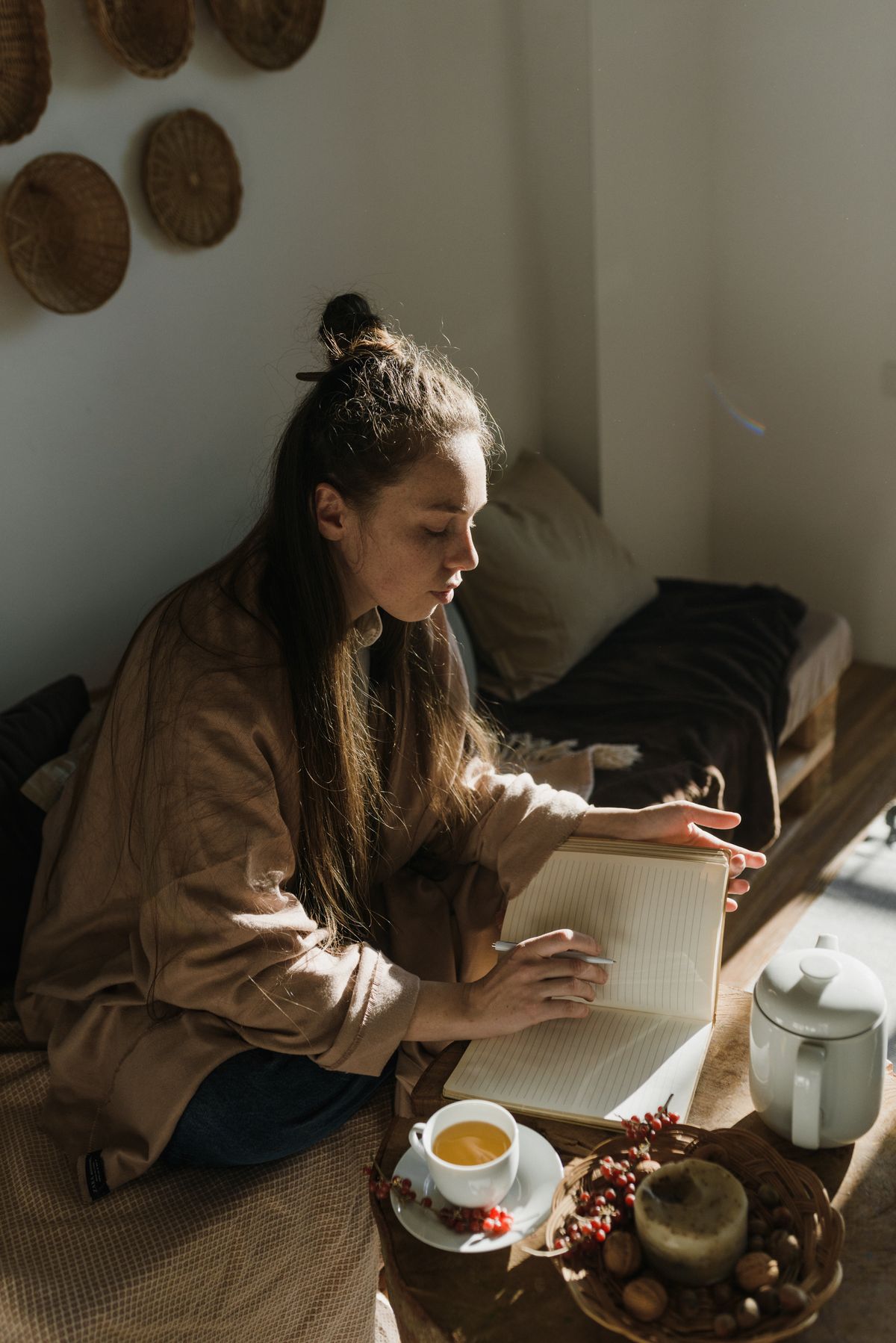 Mulher escrevendo em caderno em ambiente calmo para transformar reflexão em próximo passo possível