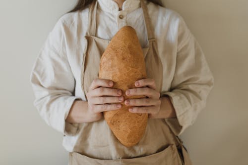 Gratis lagerfoto af brød, forklæde, hænder