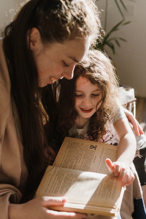 Fotos de stock gratuitas de gente, juntos, libro de lectura