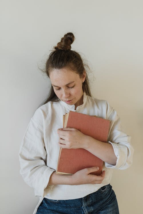 Gratis stockfoto met boeken, brunette, haar