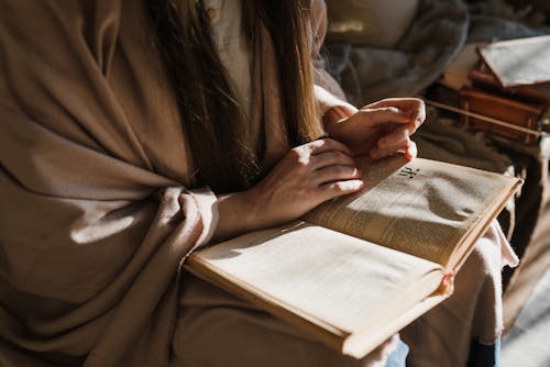 Gratis stockfoto met boek, haar, handen