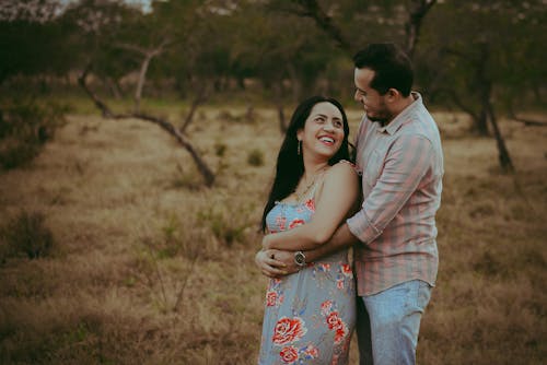 Foto profissional grátis de abraçando, afeição, amor