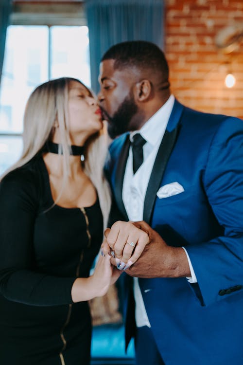 Fotobanka s bezplatnými fotkami na tému afro-americký pár, blue-suit, bozkávanie