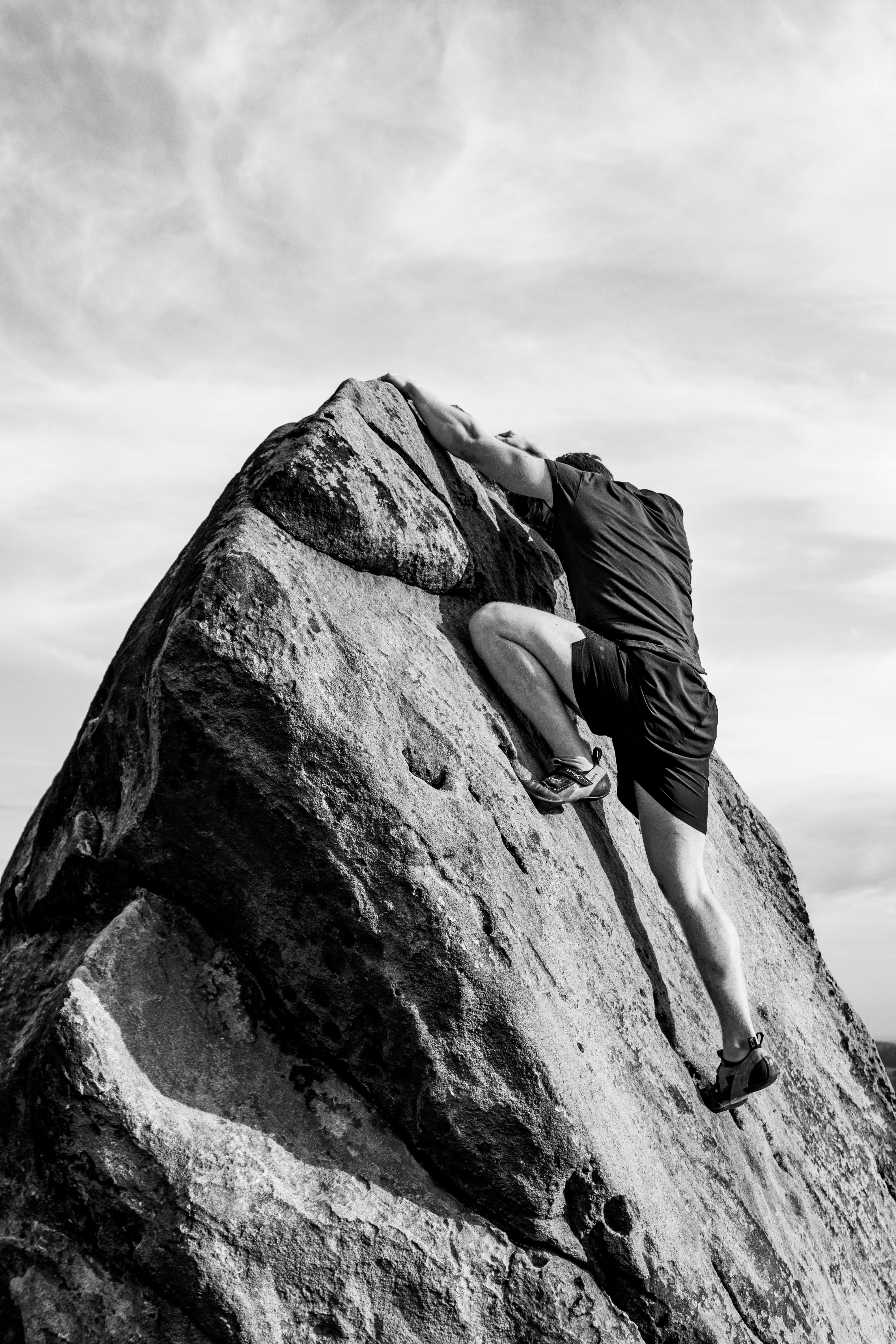 Foto Hombre con casco negro escalando en roca marrón – Imagen Escalada  gratis en Unsplash