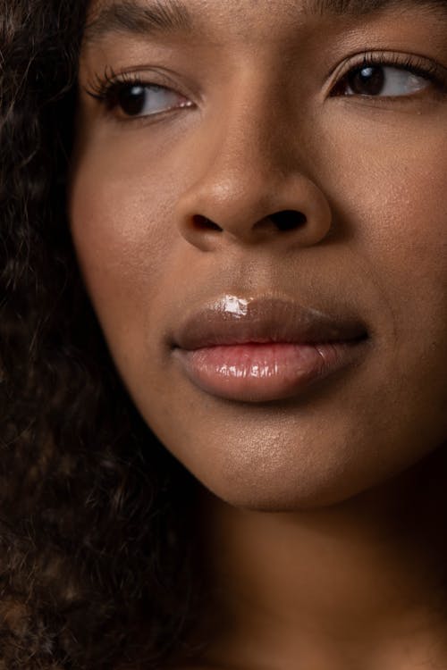 Foto profissional grátis de beleza, bonita, cabelo cacheado