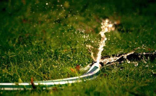 Fotografia De Close Up De água Saindo Da Mangueira