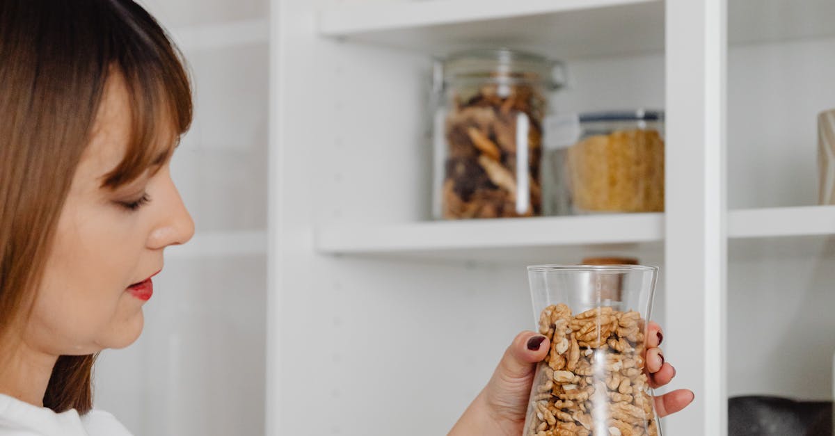 How to roast walnuts in the microwave