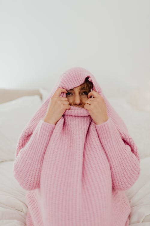 Gratis stockfoto met bed, bedekkend gezicht, mevrouw