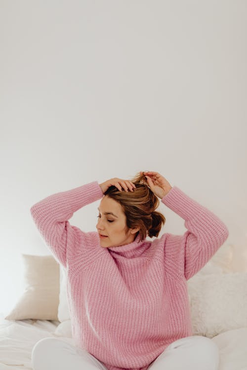 Foto profissional grátis de cama, camisola rosa, fixação de cabelo