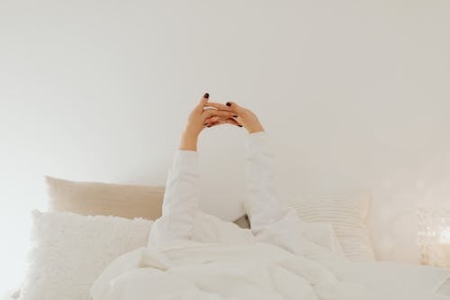 Foto profissional grátis de alongamento, cama, coberta