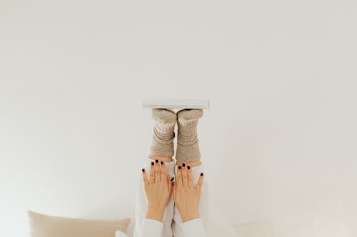 ayaklar, Beyaz duvar, çoraplar içeren Ücretsiz stok fotoğraf