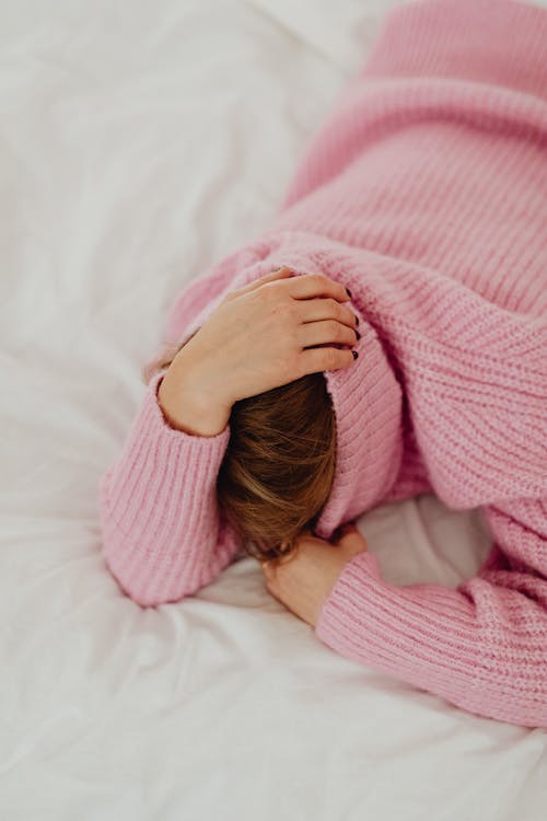 Foto profissional grátis de acolhedor, cama, camisola rosa