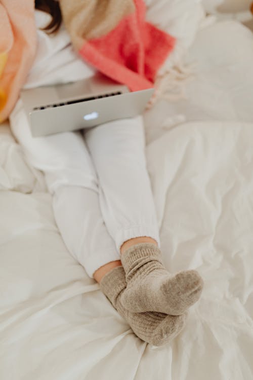 Darmowe zdjęcie z galerii z ciepłe skarpetki, kobieta, laptop