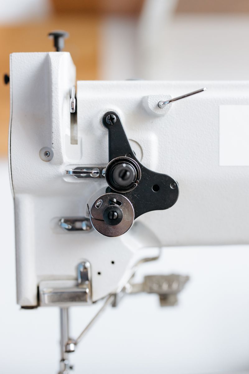 Overlock sewing machine mechanism with thread