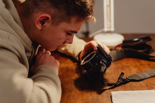 adam, bağbozumu, fotoğrafçılık içeren Ücretsiz stok fotoğraf