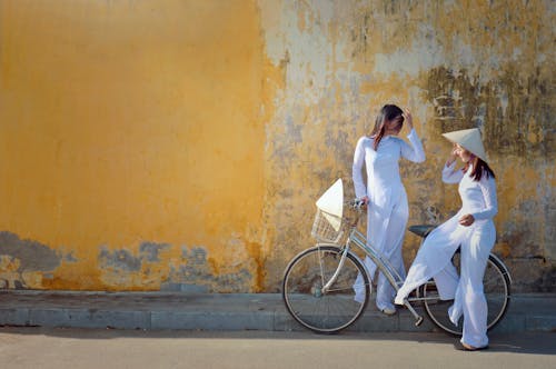 คลังภาพถ่ายฟรี ของ ชุดเดรสสีขาว, ผู้หญิงเอเชีย, หมวกทรงกรวย