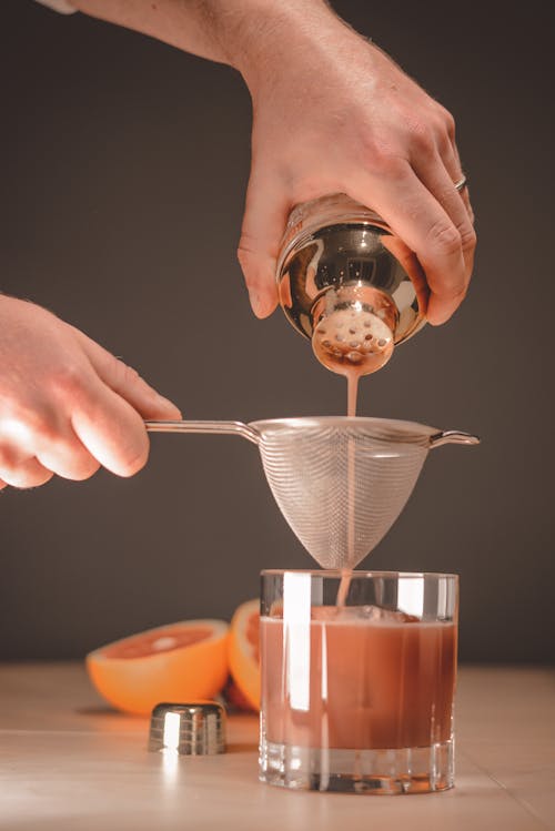 Foto profissional grátis de barman, bebida, coador