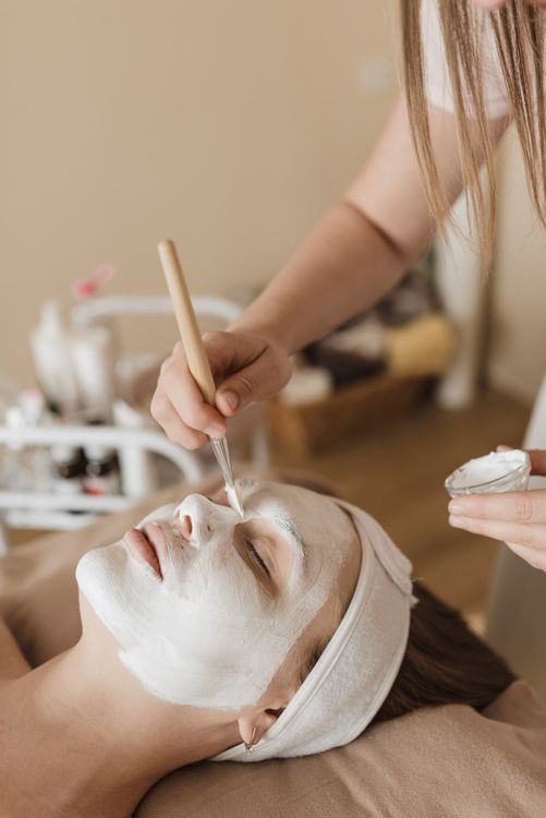 gratis Een Persoon Die Een Gezichtsmasker Op Het Gezicht Van Een Vrouw Aanbrengt Stockfoto