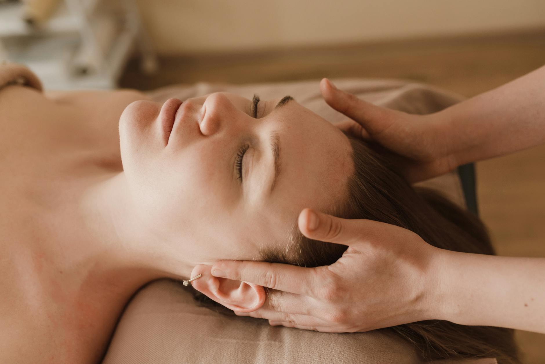 https://www.pexels.com/photo/a-woman-having-a-head-massage-6663367/