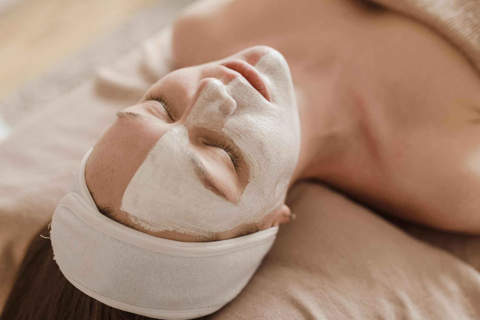 Blackhead and Whitehead Extraction: What to Expect from a Professional Treatment whitehead extraction aftercare skincare treatment