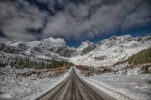 бесплатная Бесплатное стоковое фото с горы, дорога, зима Стоковое фото