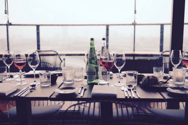 Table dressée avec du vin