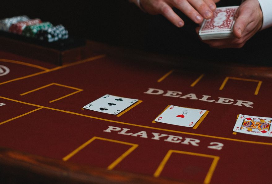Casino-Turnier mit Spielern und modernem Spielautomaten