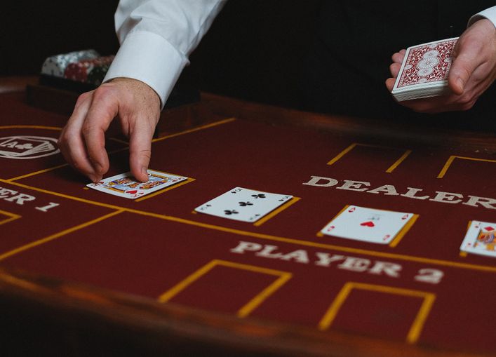 Blackjack online strategie tisch mit karten und chips
