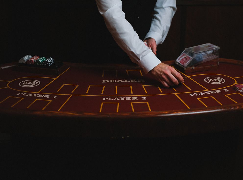 Online Spielautomaten im Casino mit verschiedenen Symbolen und Gewinnlinien