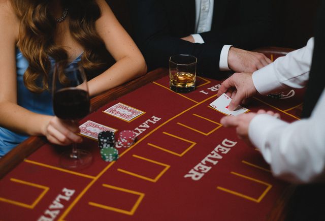 Casino-Turnier mit Spielern an Spielautomaten