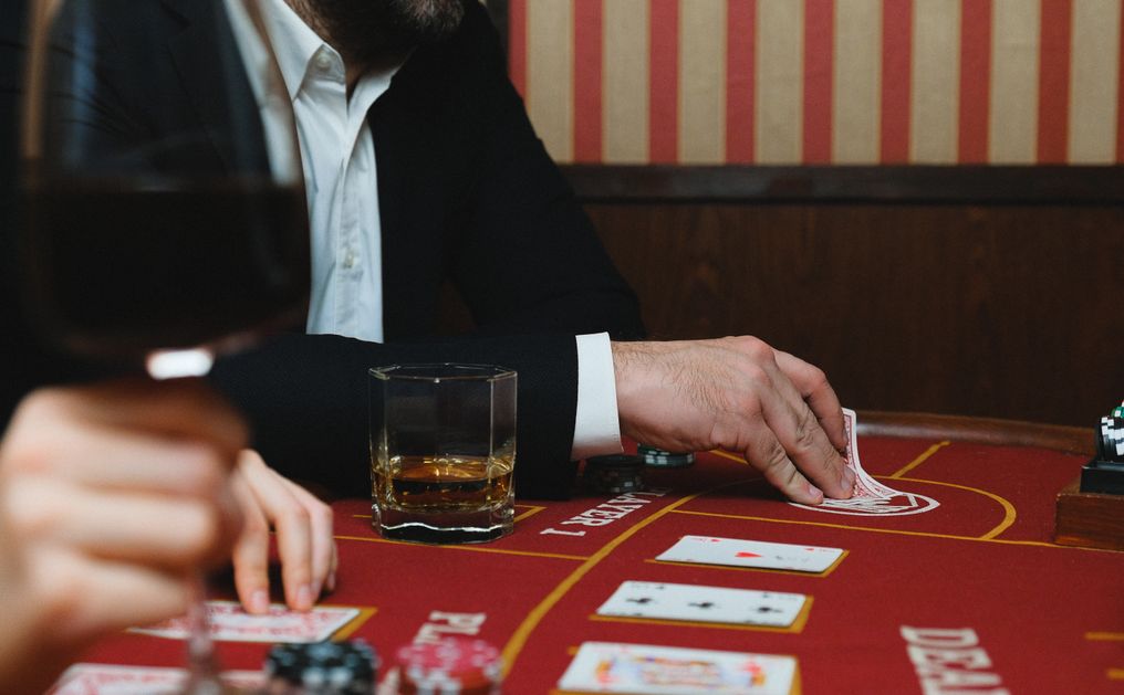 Online Casino: Spielautomaten und Live-Spiele im Überblick