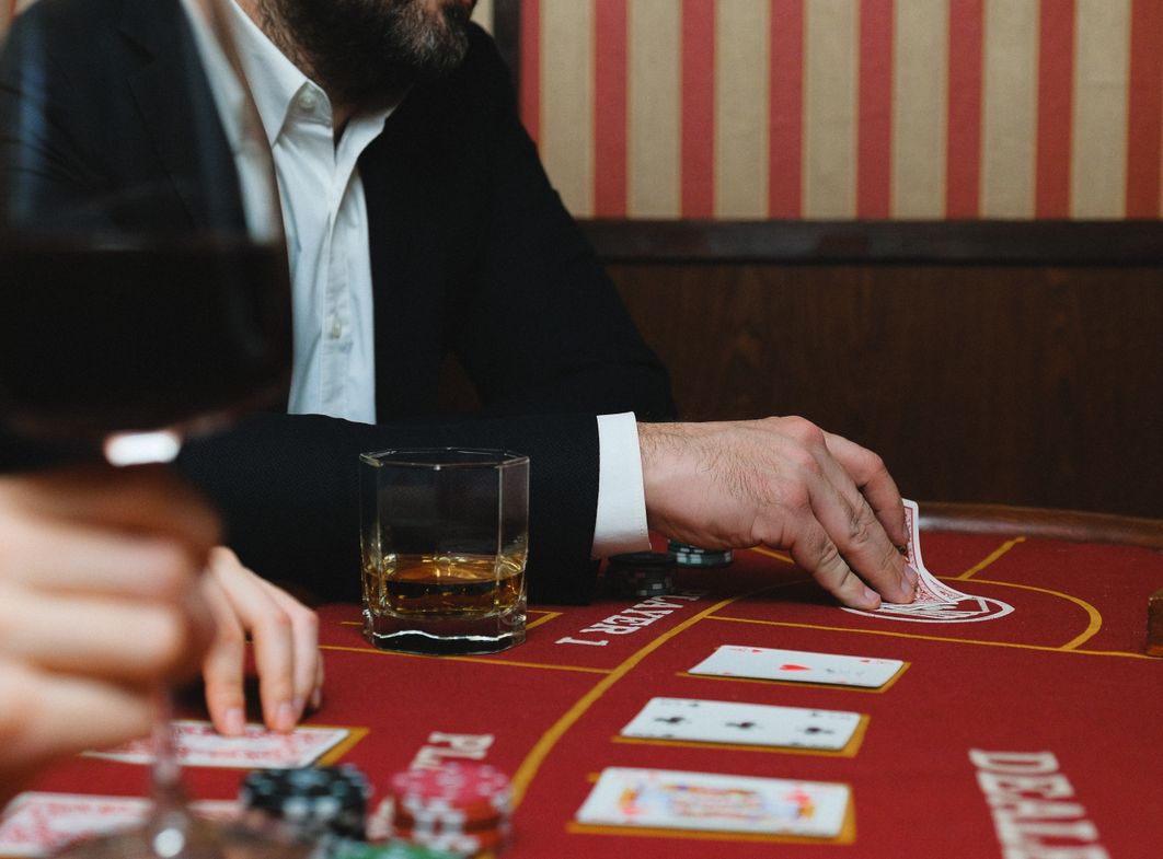 Online Casino: Spielautomaten und Live-Spiele im Überblick