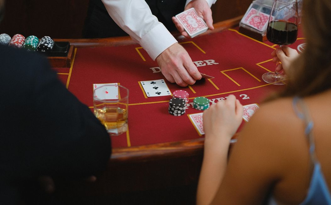 Online Casino Turnier mit Preispool und Spielern am Computer