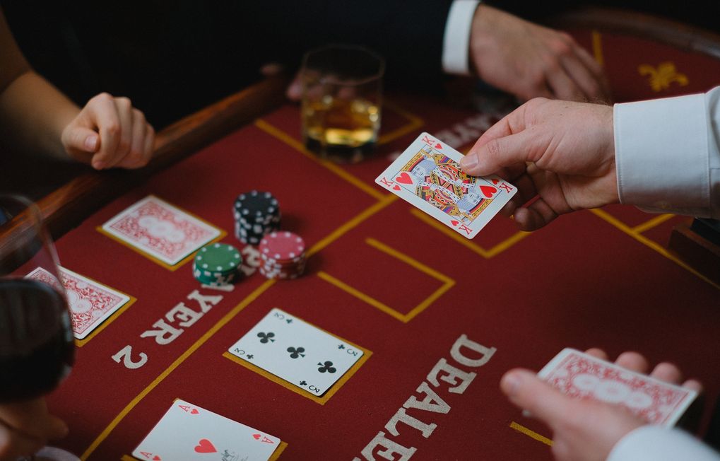 Online Casino: Spielautomaten und Live-Spiele im Überblick