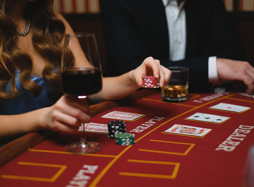 Online Casino: Spielautomaten und Live-Spiele im Überblick